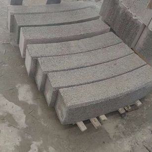 通化芝麻白弧形路牙石