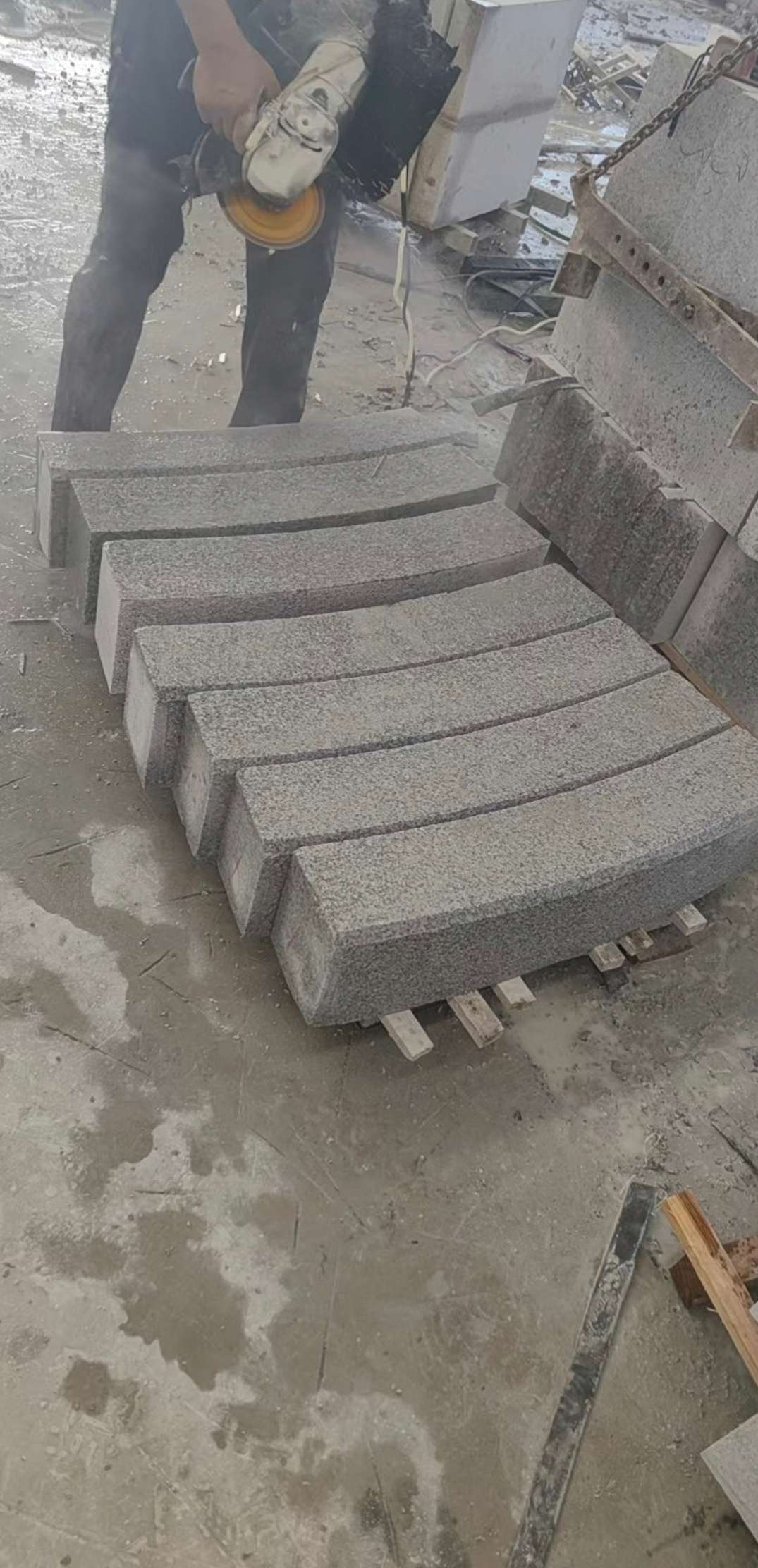 通化芝麻白弧形路牙石